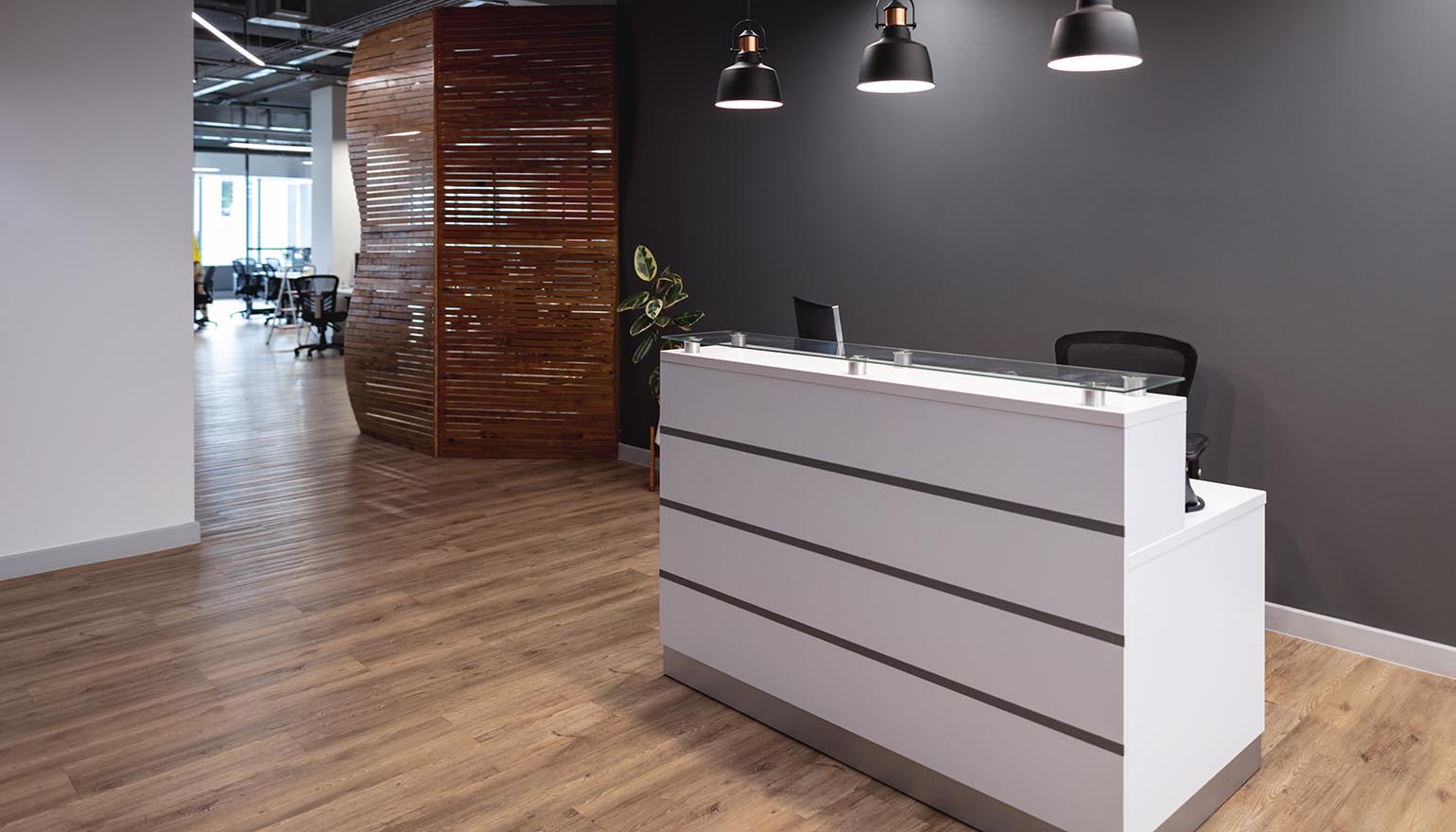 Industrie Firma Empfangstisch von Schreinerei Schwazwälder GmbH